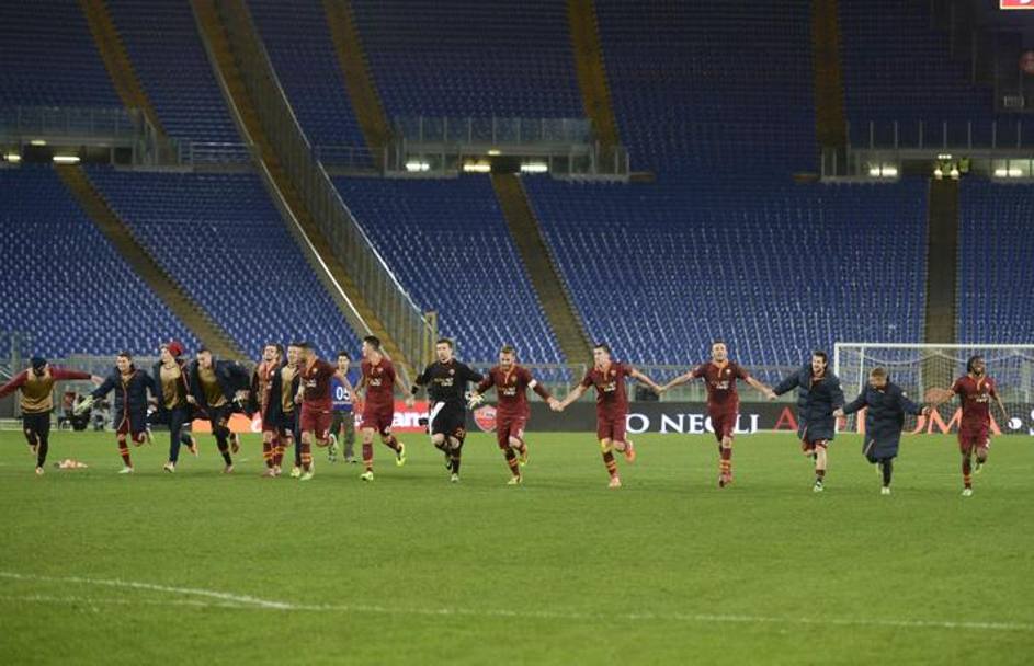 L&#39;esultanza dei giocatori della Roma dopo il 3-0 alla Sampdoria, sotto la Curva vuota. Ansa